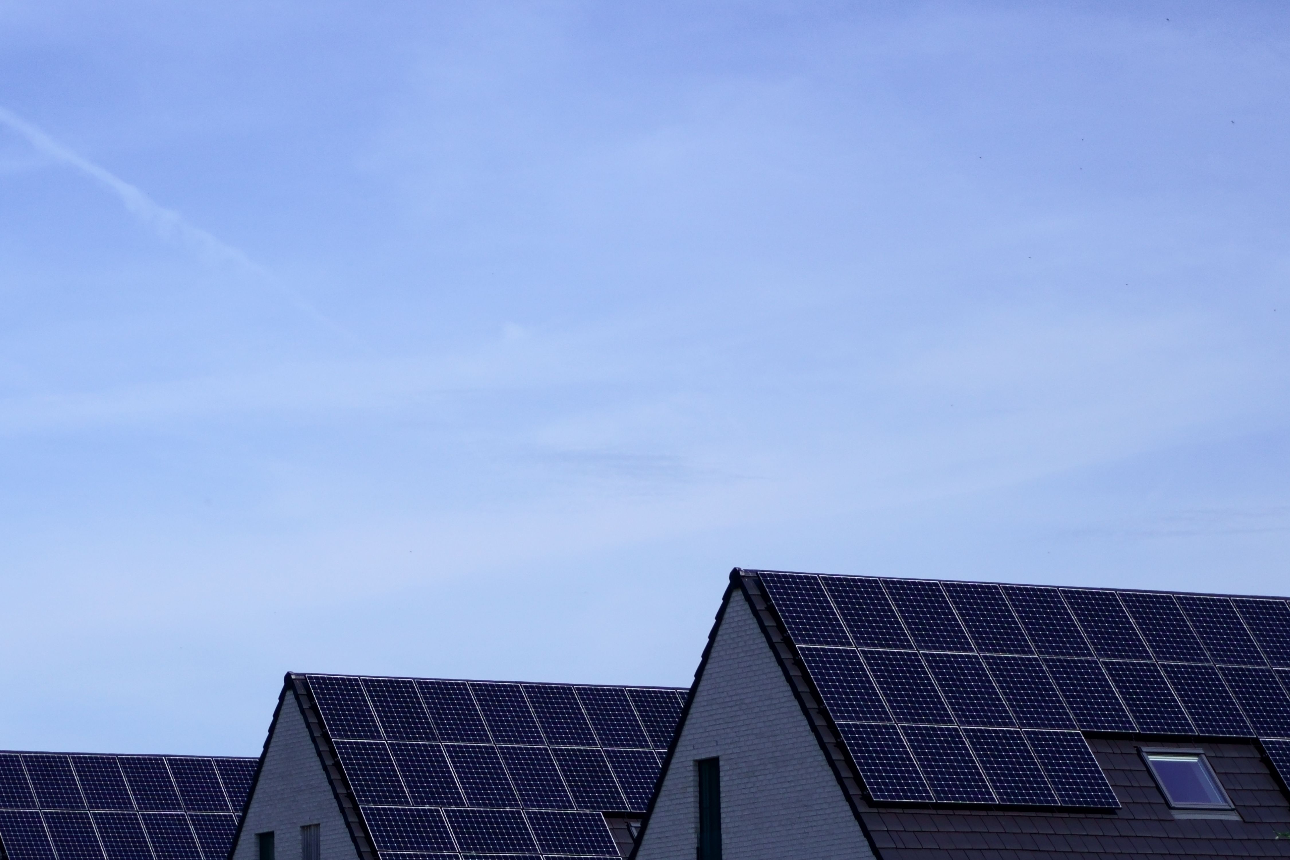 Gruene Energie Landschaft mit Windkraft